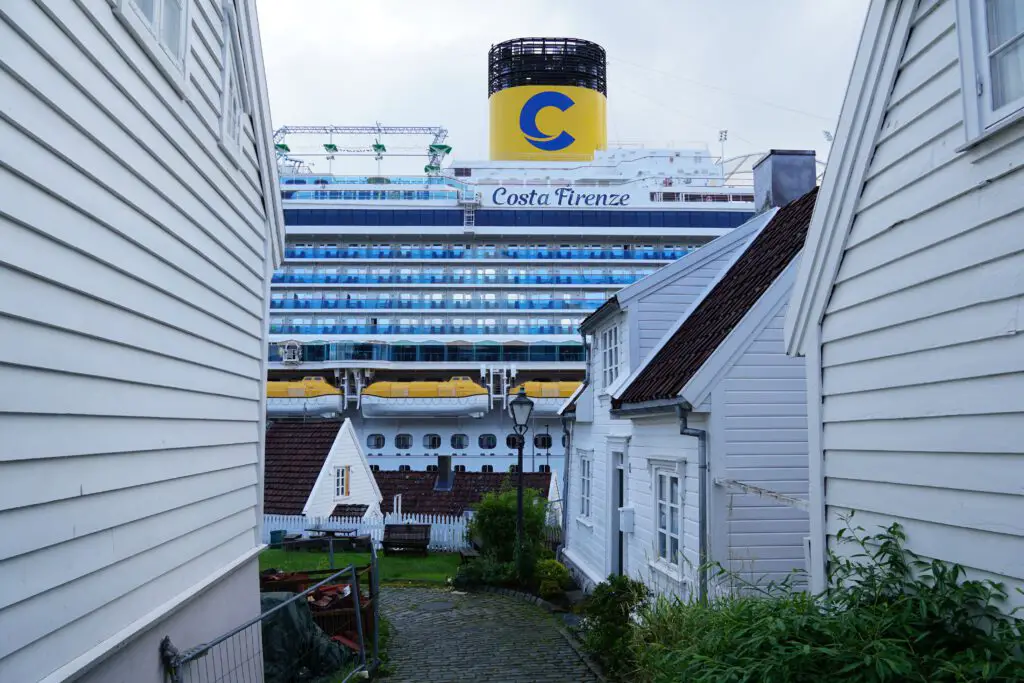 Das Kreuzfahrtschiff Costa Firenze im Hafen von Stavanger in Norwegen