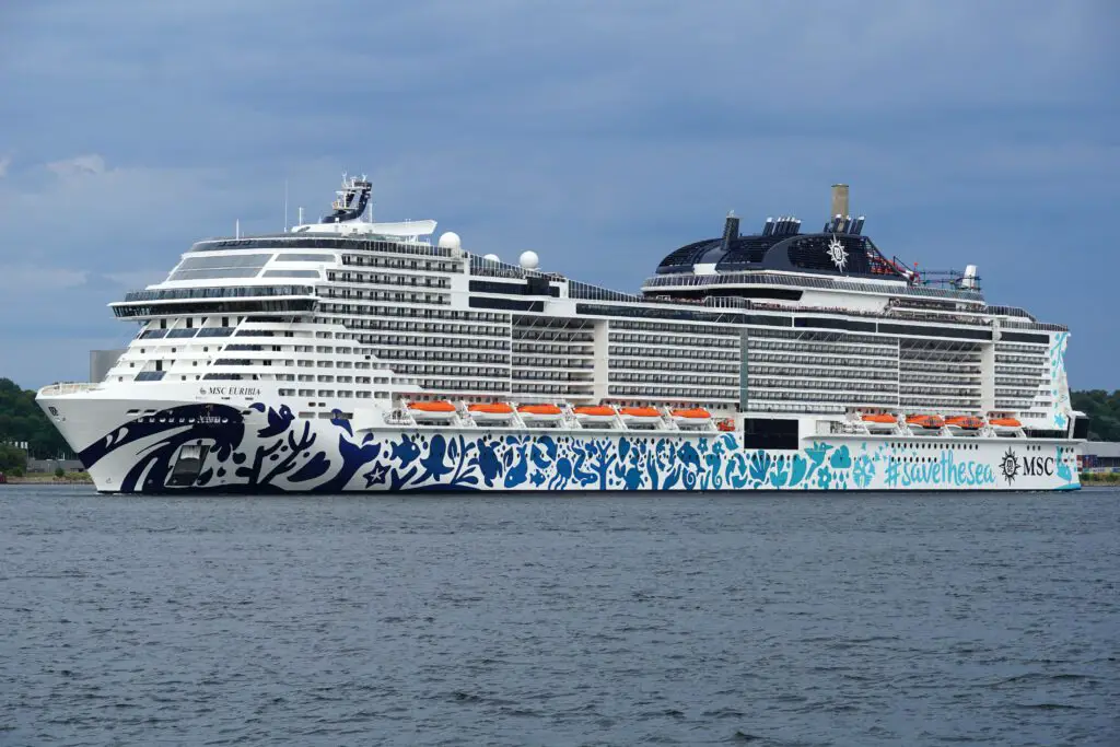 Das Kreuzfahrtschiff MSC Euribia in Kiel