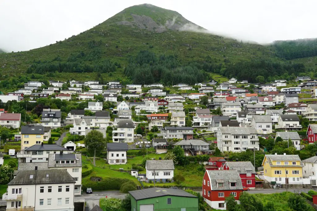 Blick auf die norwegische Stadt Maloy
