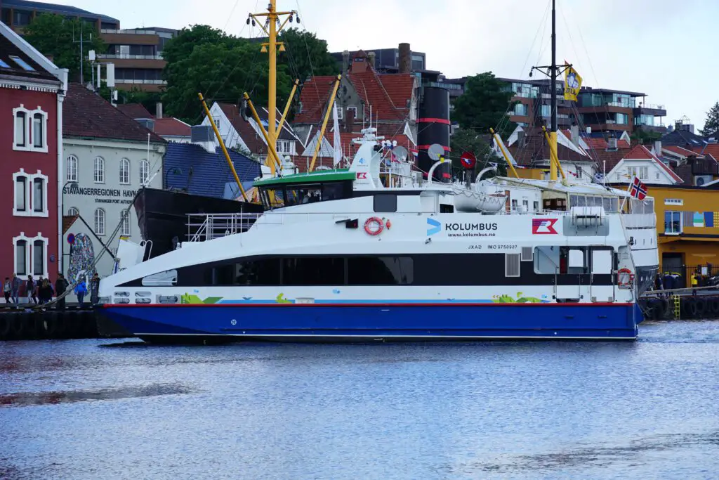 Elektrisches Schiff zur Fahrt in den Lysefjord in Stavanger