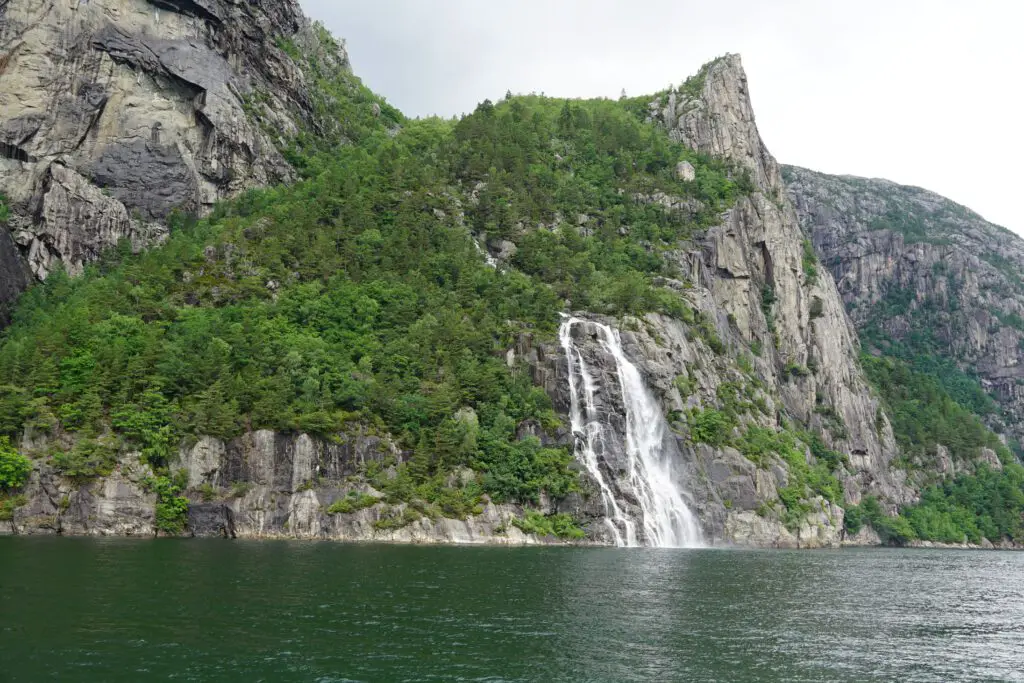 Hengjanefossen Wasserfall im Lysefjord in Norwegen