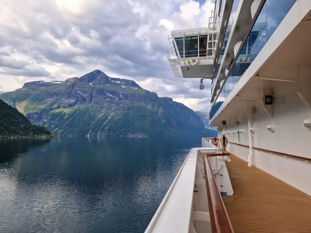 Blick vom Kreuzfahrtschiff auf den Geirangerfjord in Norwegen