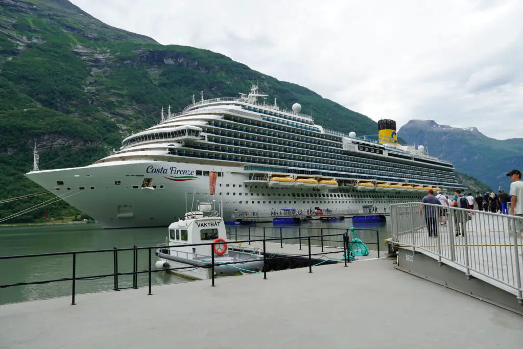 Das Kreuzfahrtschiff Costa Firenze im Hafen von Geiranger in Norwegen