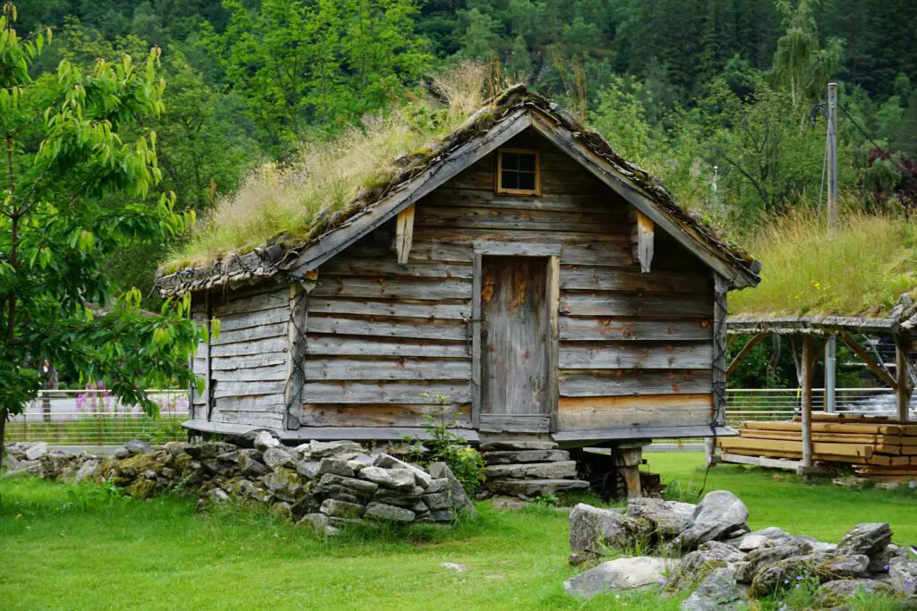 Holzhütte mit Gras in Norwegen