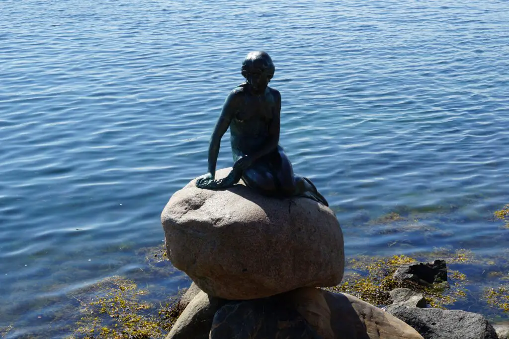 Die Bronzefigur kleine Meerjungfrau in Kopenhagen