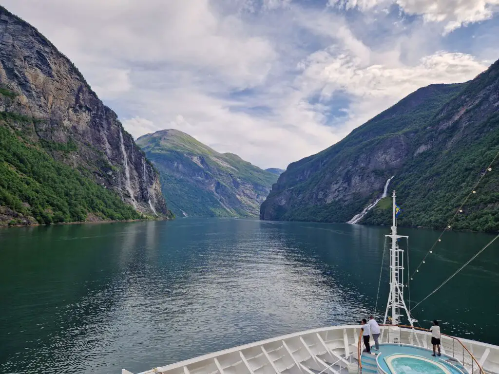 Blick während einer Kreuzfahrt in Norwegen auf den Geirangerfjord