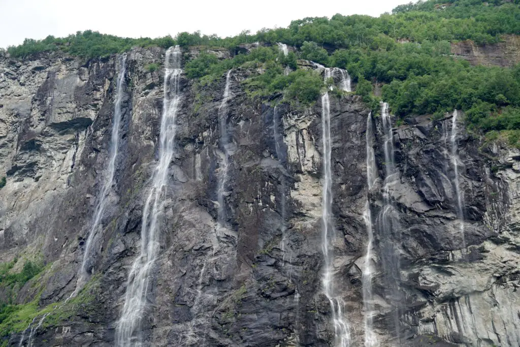 Die Wasserfälle "sieben Schwestern" im Geirangerfjord in Norwegen