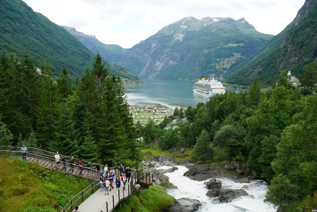 Blick vom Wasserfall über Geiranger in Norwegen