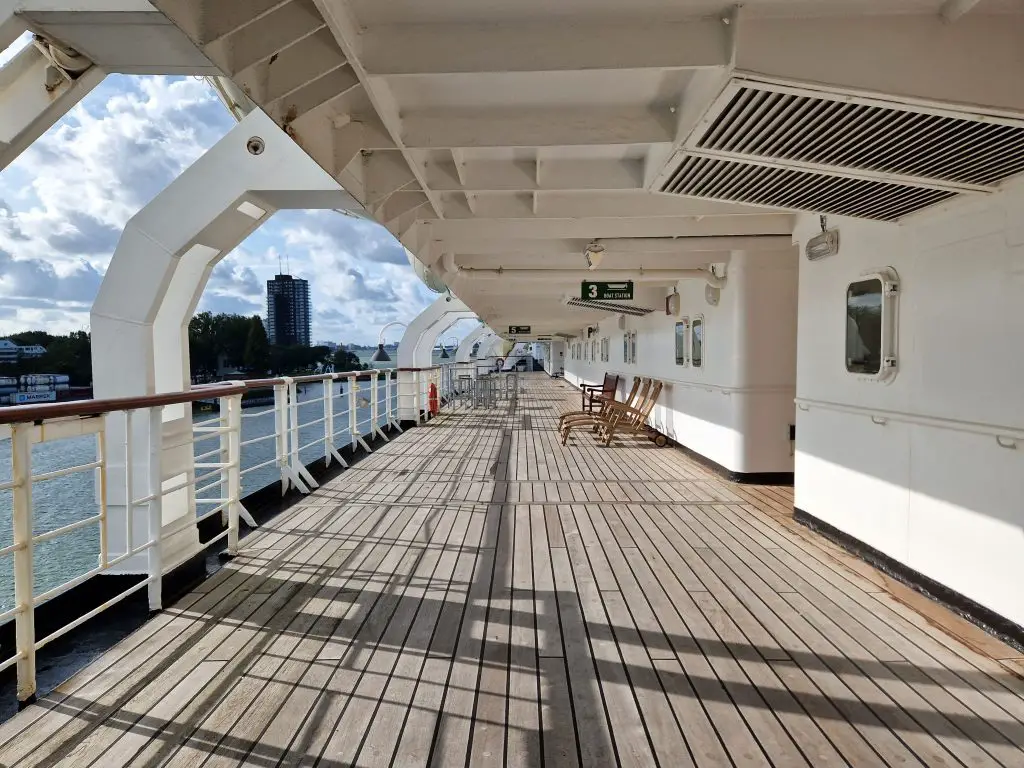 Promenade Deck auf der SS Rotterdam