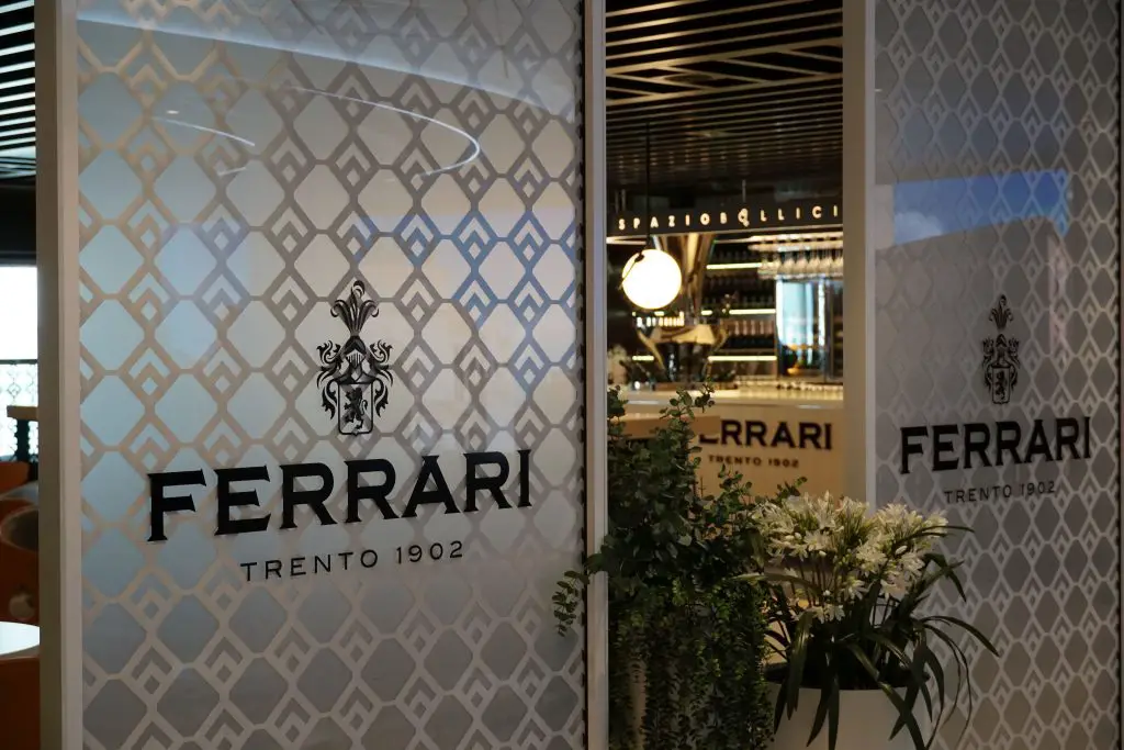 Ferrari Bar auf dem Kreuzfahrtschiff Costa Toscana