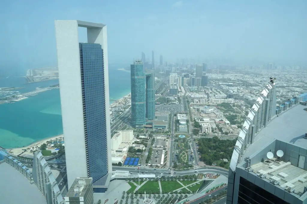 Aussicht vom Observation Deck 300 auf die Skyline von Abu Dhabi