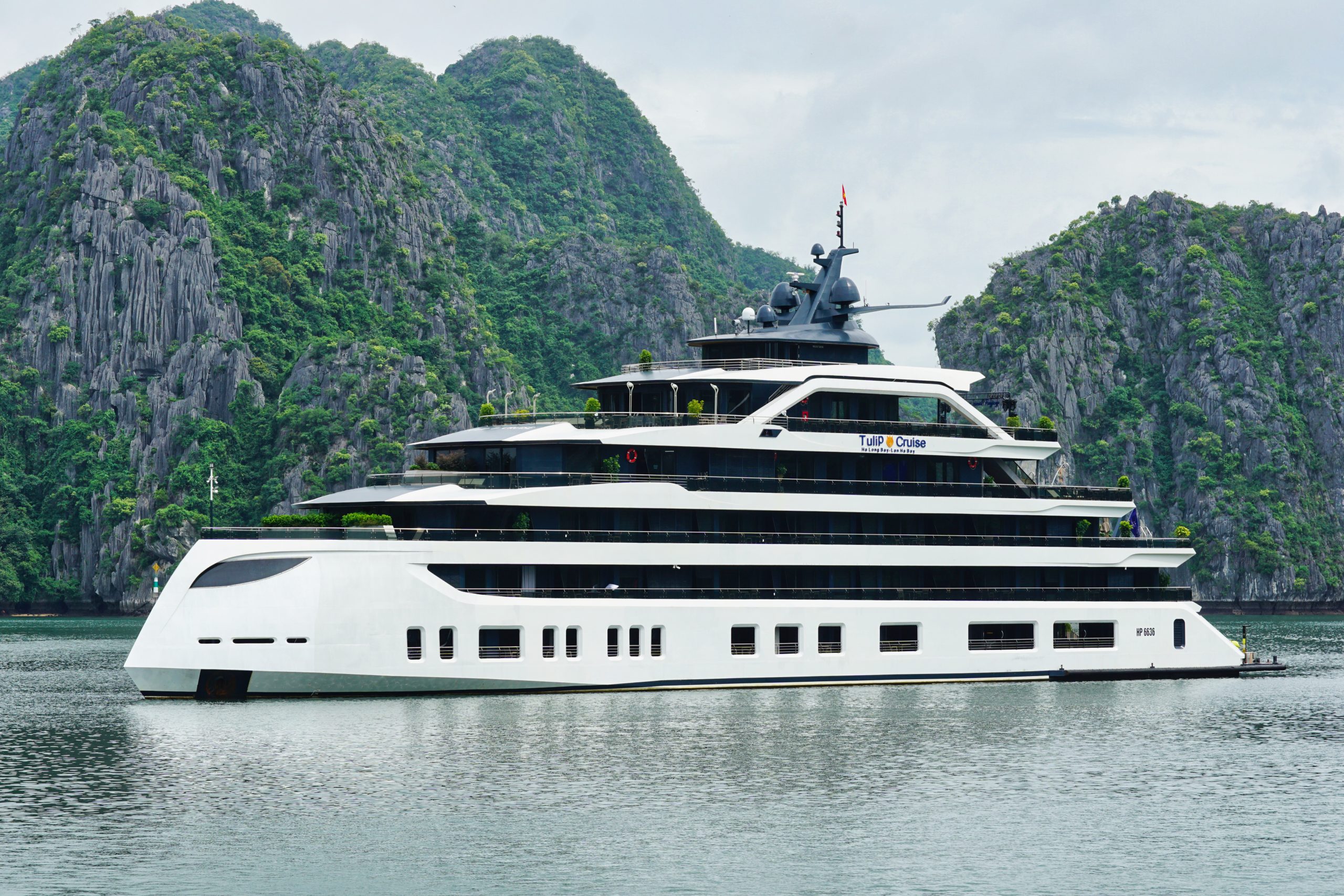 Modernes 5-Sterne Luxusschiff in der Halong Bucht