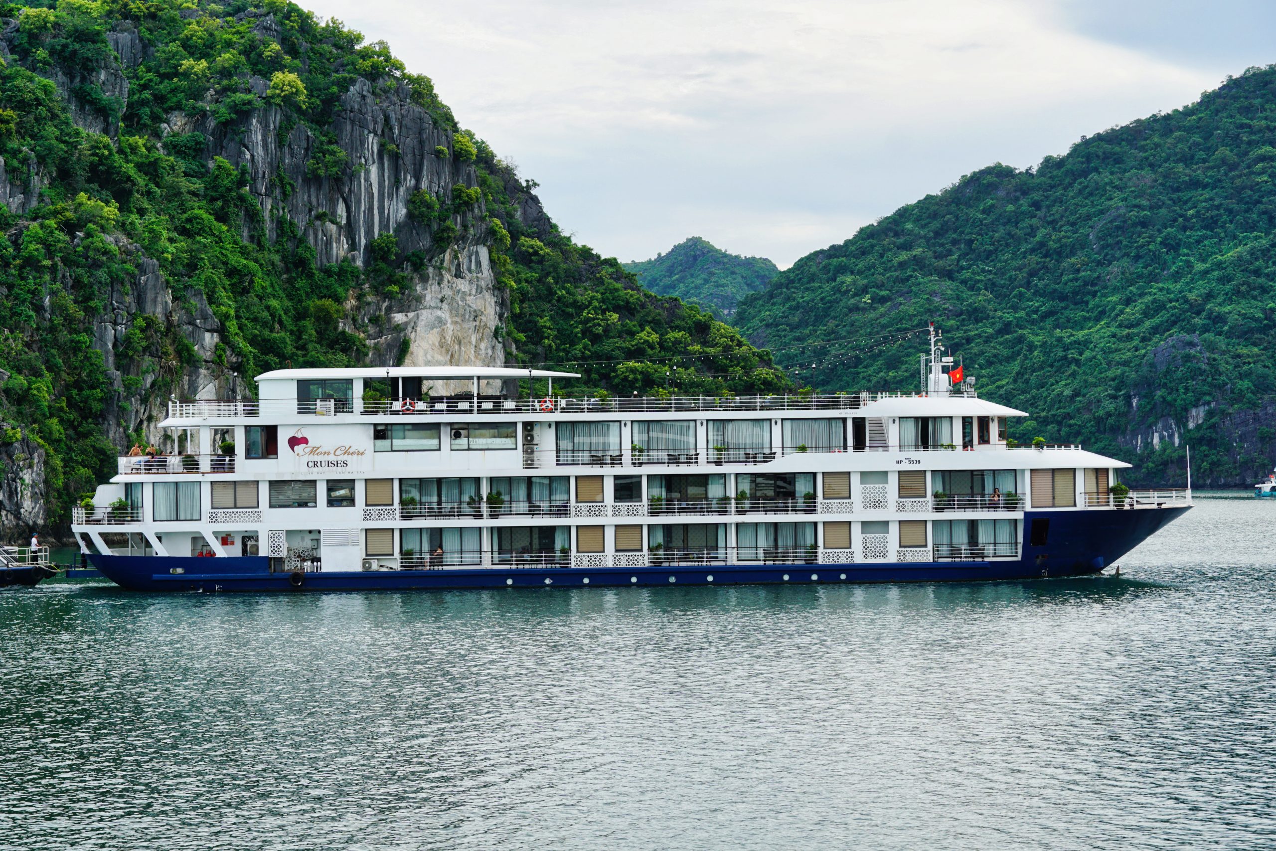 Kreuzfahrtschiff auf Fahrt durch die neblige Halong Bucht